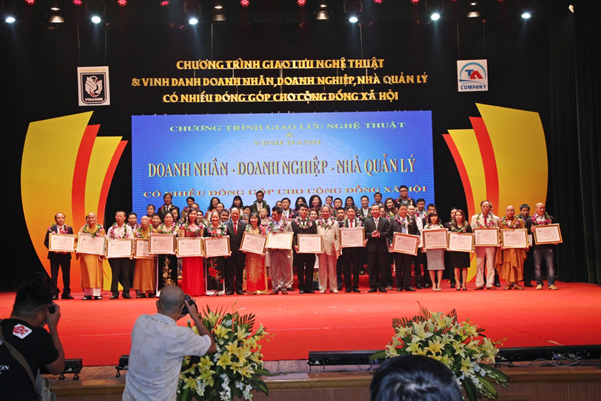 Khoá Việt-Tiệp vinh dự tiếp kiến chủ tịch nước và nhận giải thưởng Doanh nghiệp - Doanh nhân - Nhà quản lý có nhiều đóng góp cho xã hội